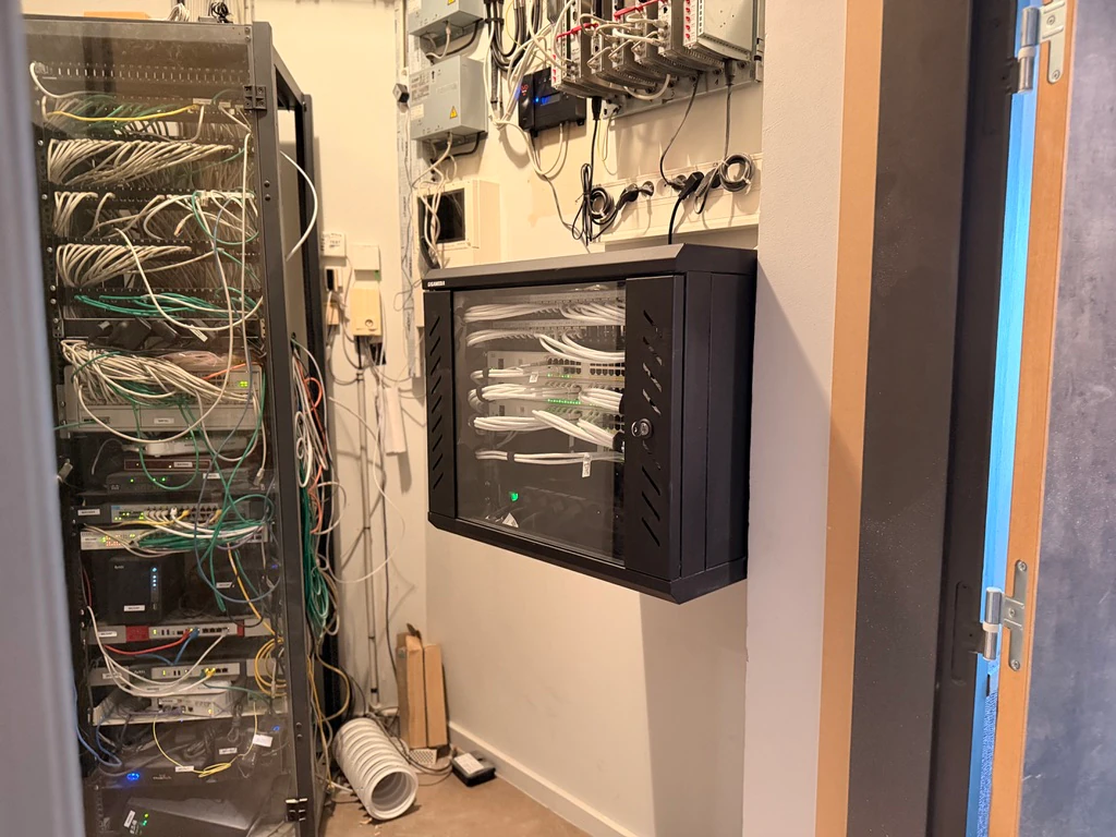 Installation réseau et fibre optique réalisée par Carbo'H Prestations dans un magasin