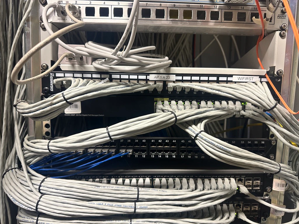 Matériel de raccordement et de soudure de fibre optique