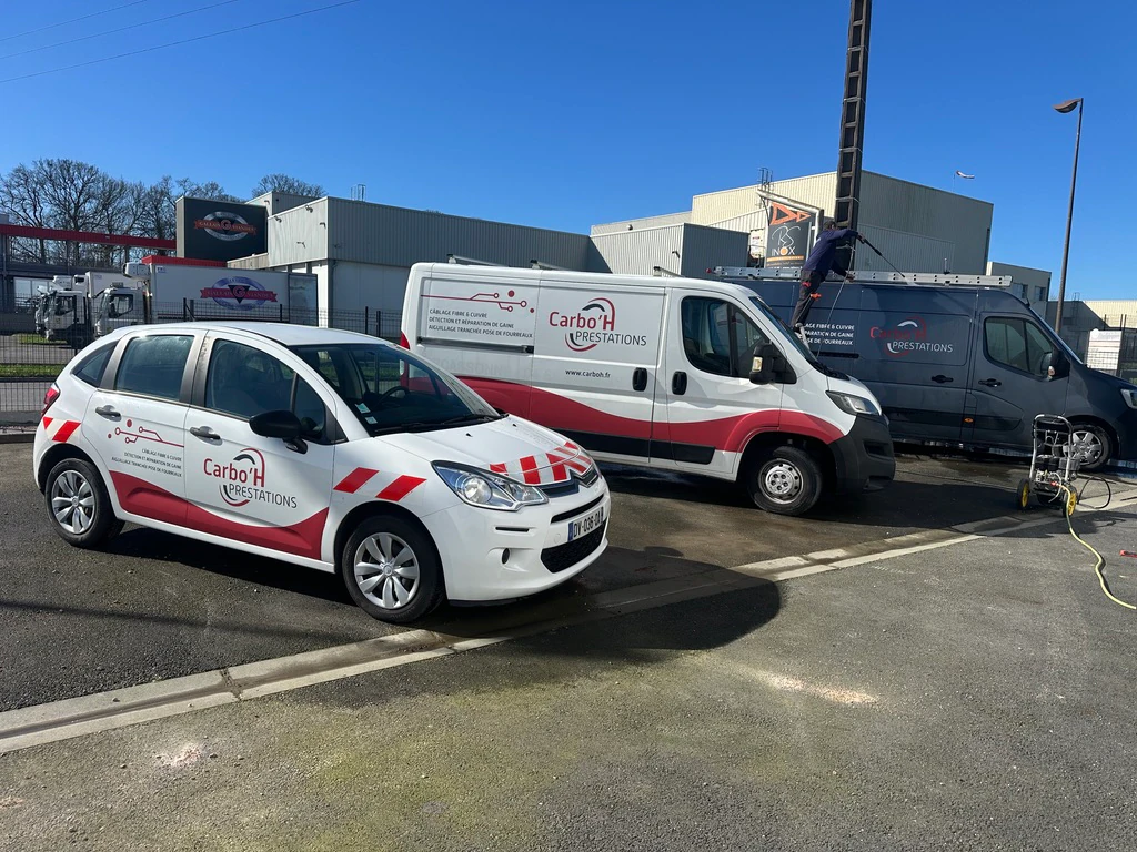 Technicien Carbo'H Prestations réalisant une installation de câblage courant faible près de Rennes